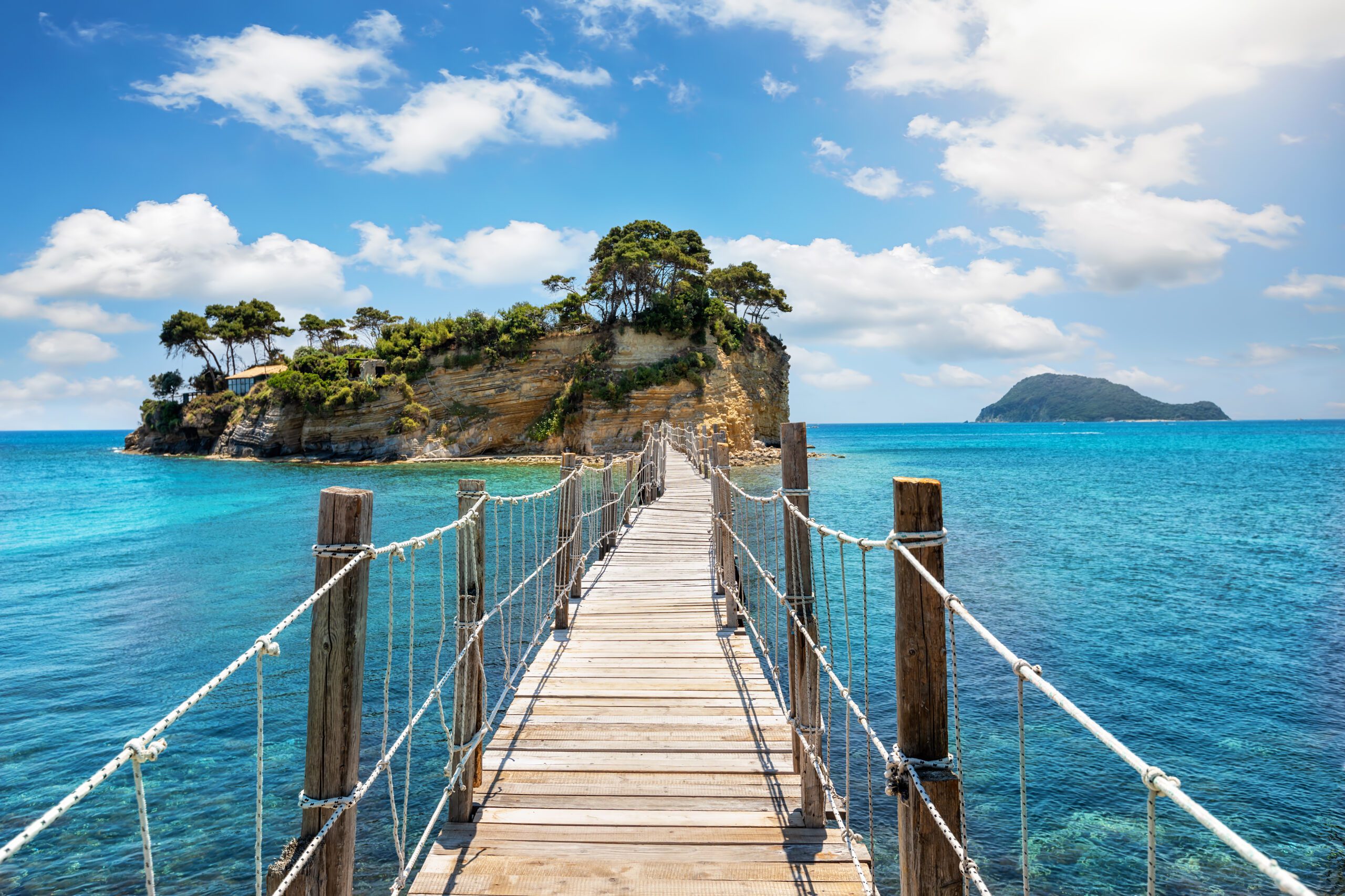 Il suggestivo ponte in legno che conduce a Cameo Island, una delle mete più amate durante un viaggio a Zante.