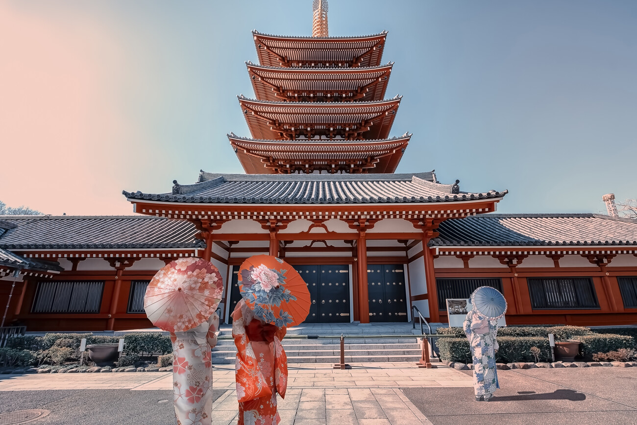 Pagoda tradizionale in Giappone con persone in kimono, simbolo di un viaggio in Giappone autentico