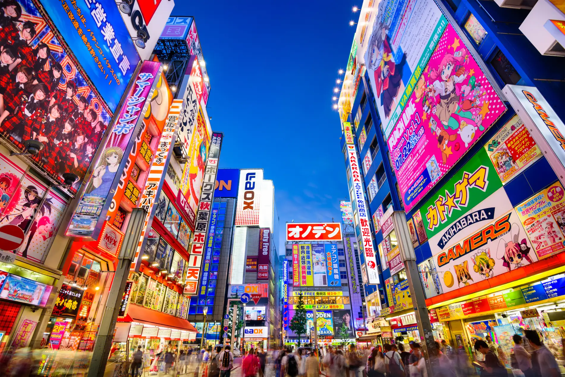 Quartiere di Akihabara a Tokyo con luci e insegne, una tappa imperdibile in un viaggio a Tokyo