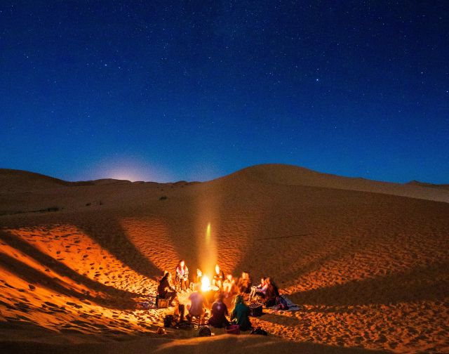 Una notte magica con falò nel deserto del Sahara, un'esperienza indimenticabile in Marocco.