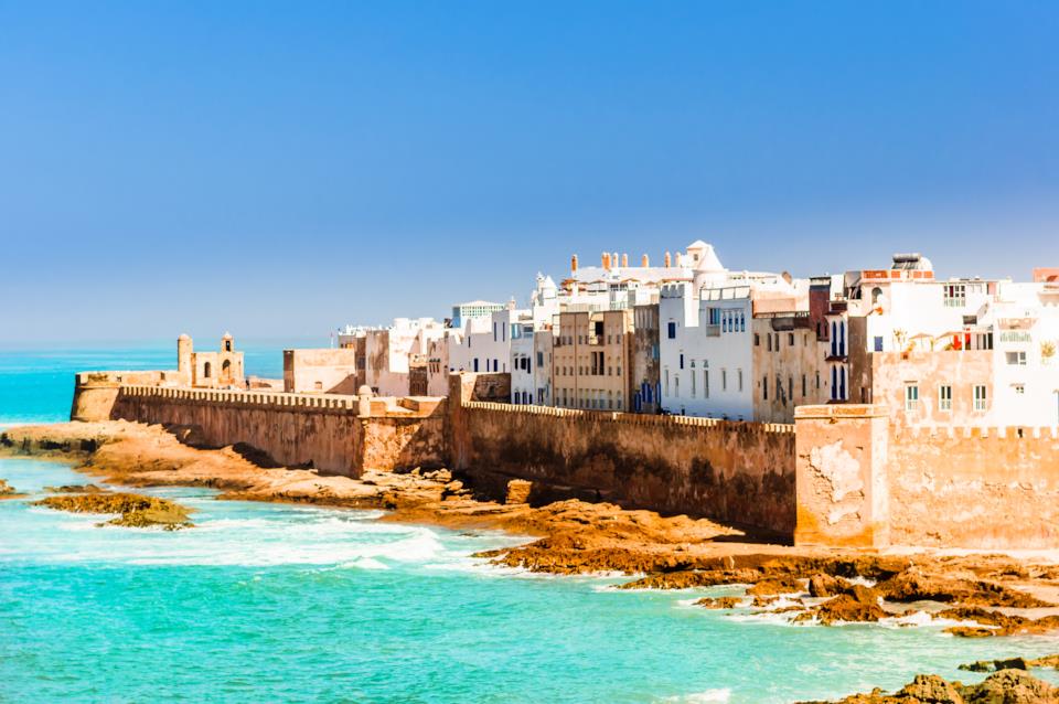 Le mura storiche e il mare turchese di Essaouira, perfette per una vacanza sulla costa in Marocco.