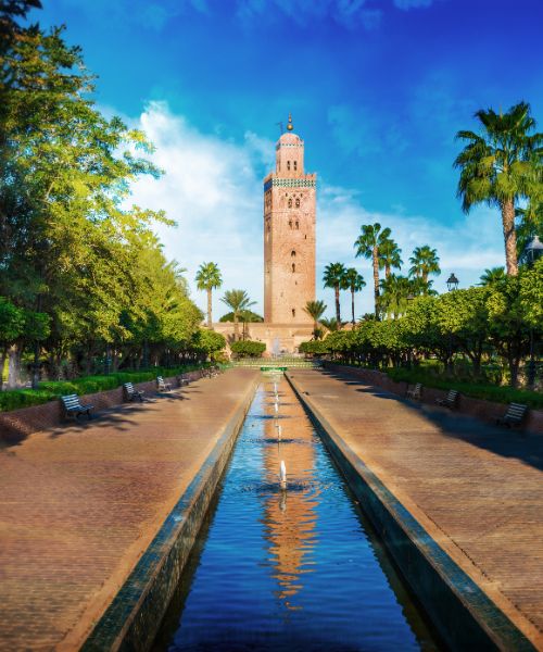 La Moschea Koutoubia con riflesso nei giardini circostanti, simbolo del viaggio a Marrakech.