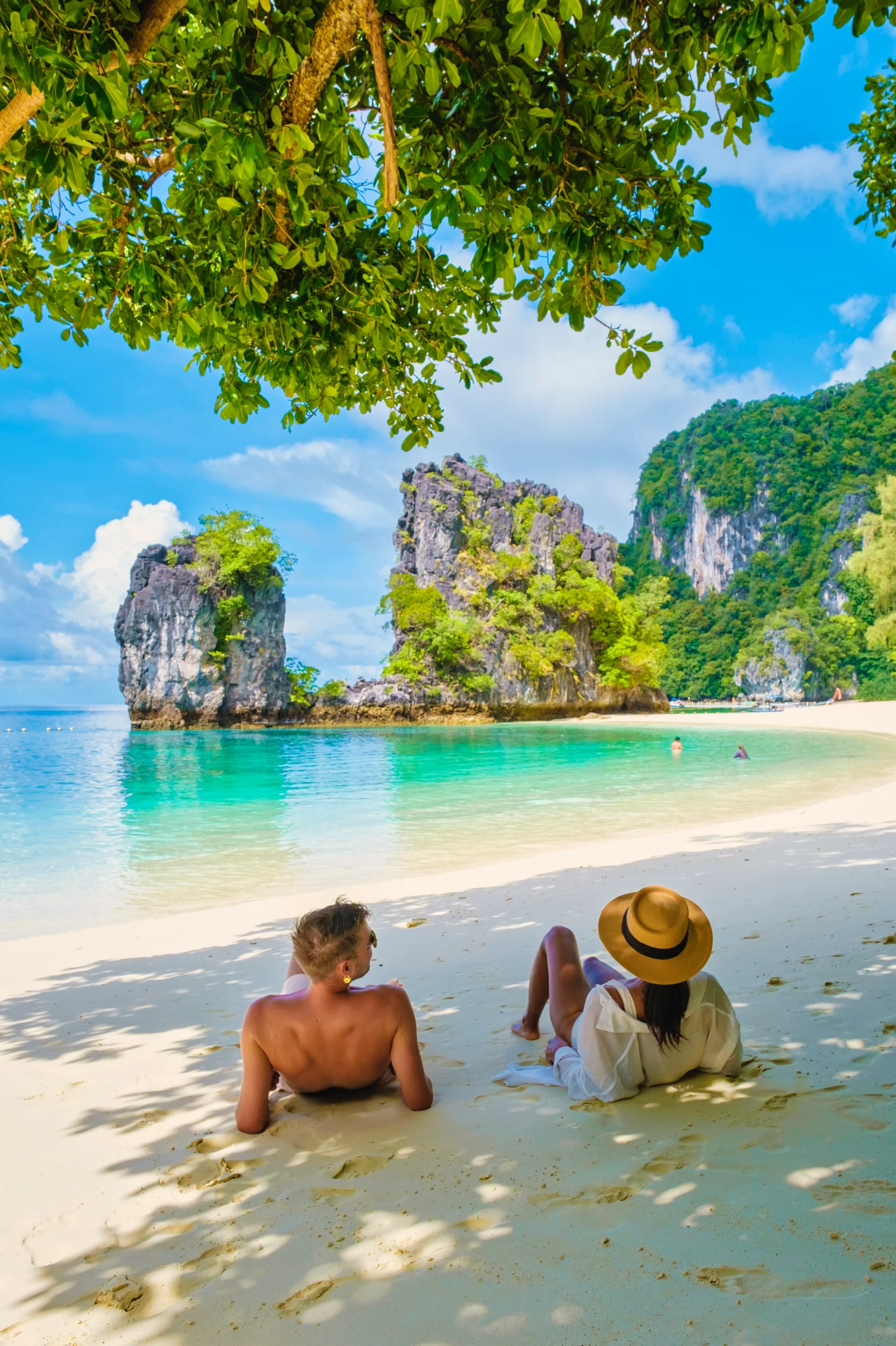koh-hong-island-krabi-thailand-couple-of-men-and-2023-11-27-04-58-20-utc