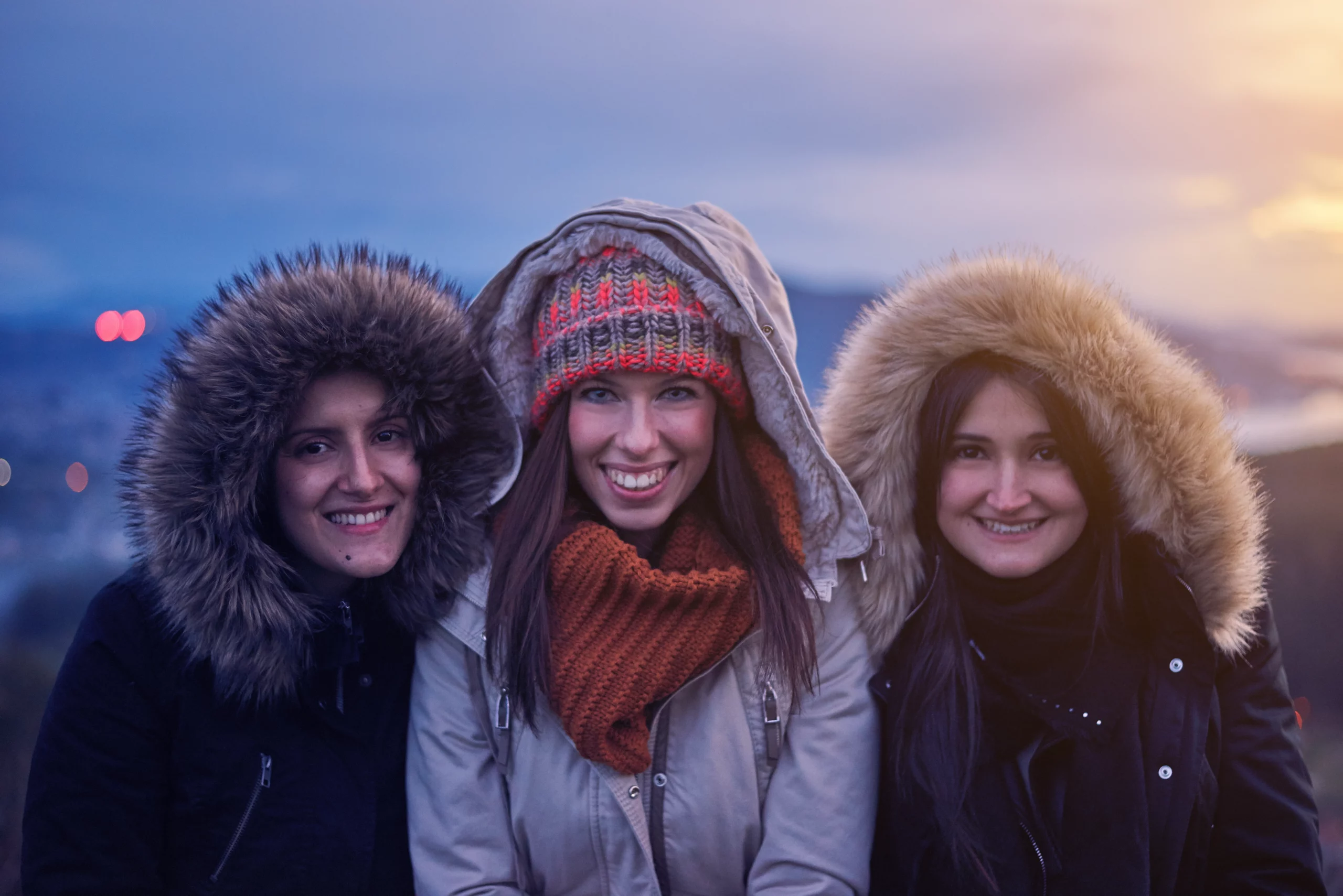 Tre ragazze sorridenti durente l'inverno